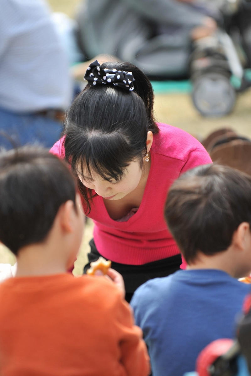 【胸チラ】前屈みで谷間が見えてる女のおっぱい盗撮エロ画像の画像111枚目