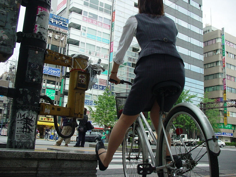 朝っぱらからフェロモン全開な自転車通勤OLの街撮りお尻エロ画像の画像15枚目