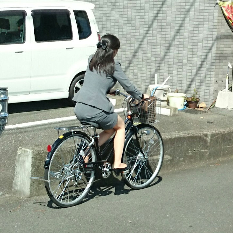 朝っぱらからフェロモン全開な自転車通勤OLの街撮りお尻エロ画像の画像16枚目