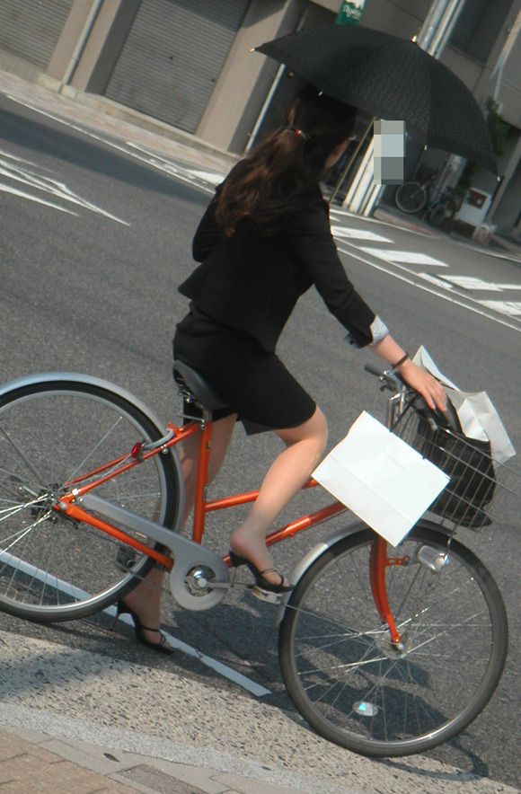 朝っぱらからフェロモン全開な自転車通勤OLの街撮りお尻エロ画像の画像3枚目