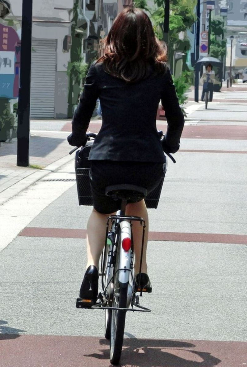 朝っぱらからフェロモン全開な自転車通勤OLの街撮りお尻エロ画像の画像31枚目