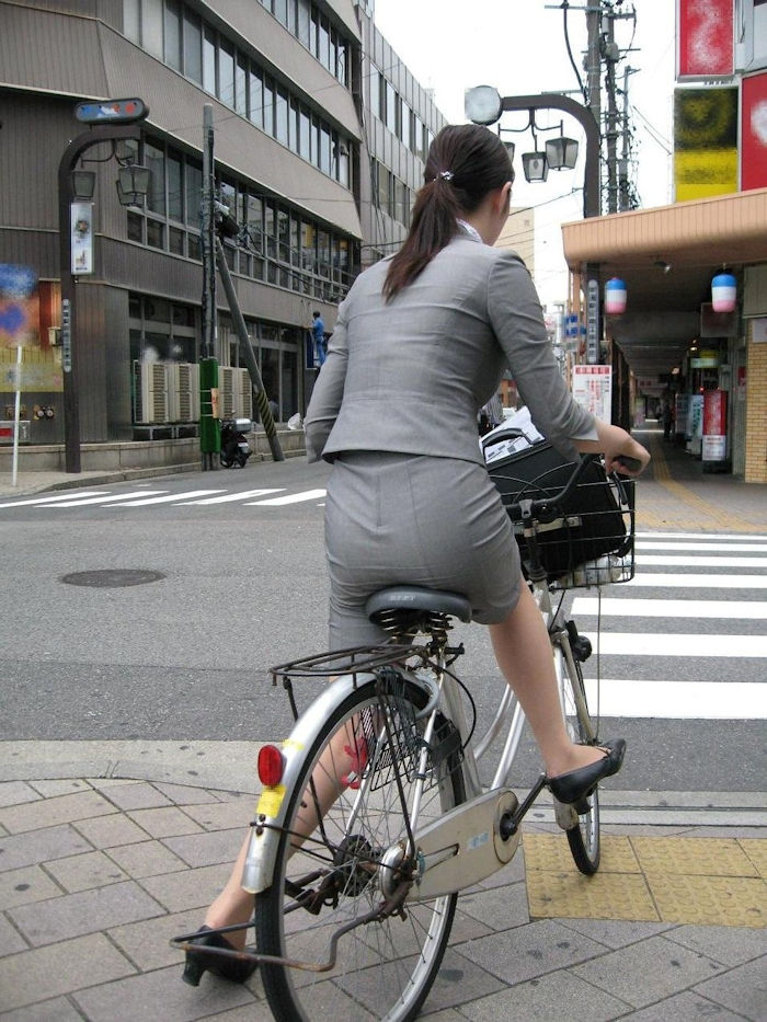 朝っぱらからフェロモン全開な自転車通勤OLの街撮りお尻エロ画像の画像32枚目