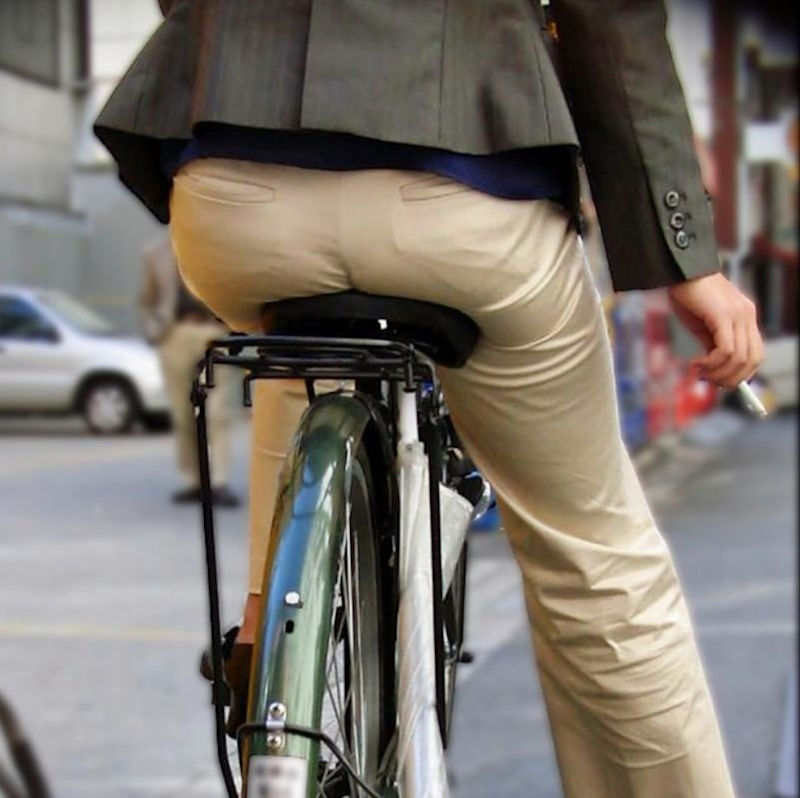 朝っぱらからフェロモン全開な自転車通勤OLの街撮りお尻エロ画像の画像39枚目