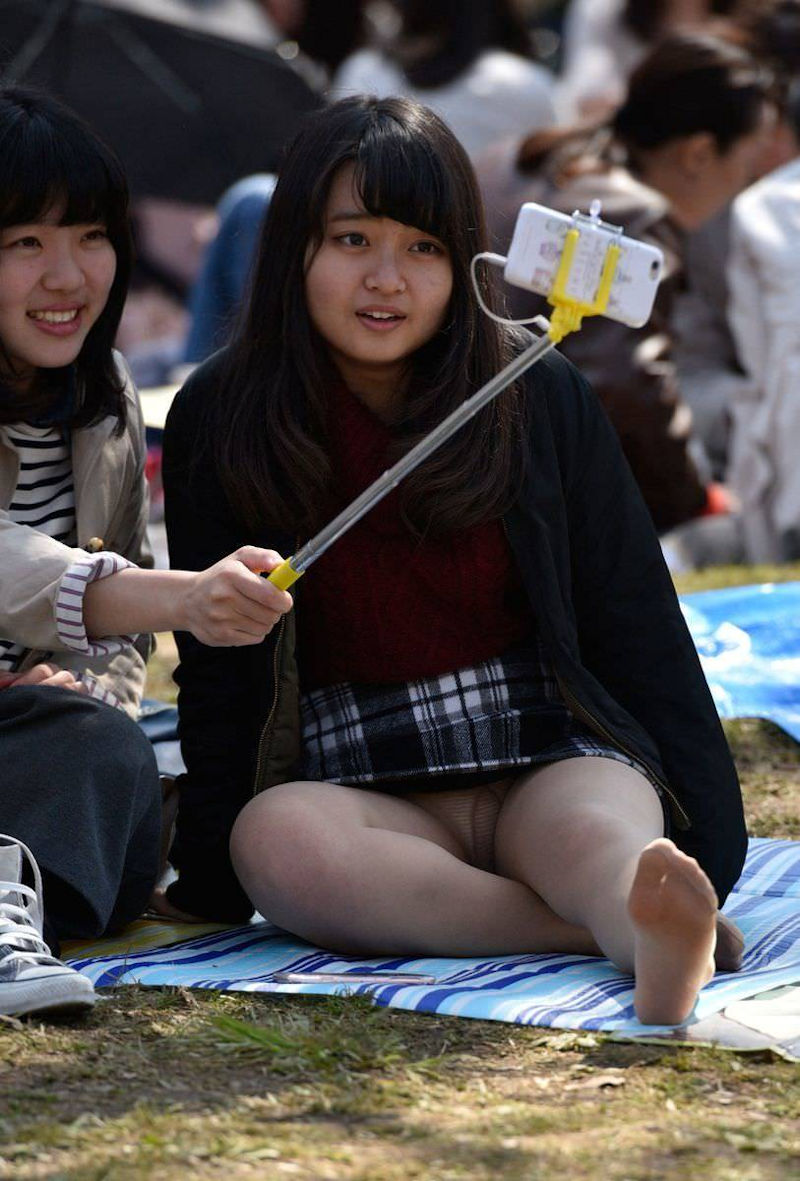 公園でパンチラしちゃってる素人たちを盗撮wwwの画像101枚目