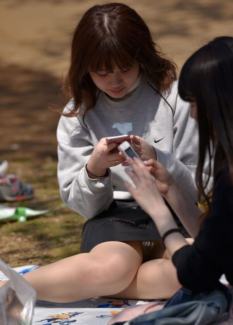 公園でパンチラしちゃってる素人たちを盗撮wwwの画像103枚目