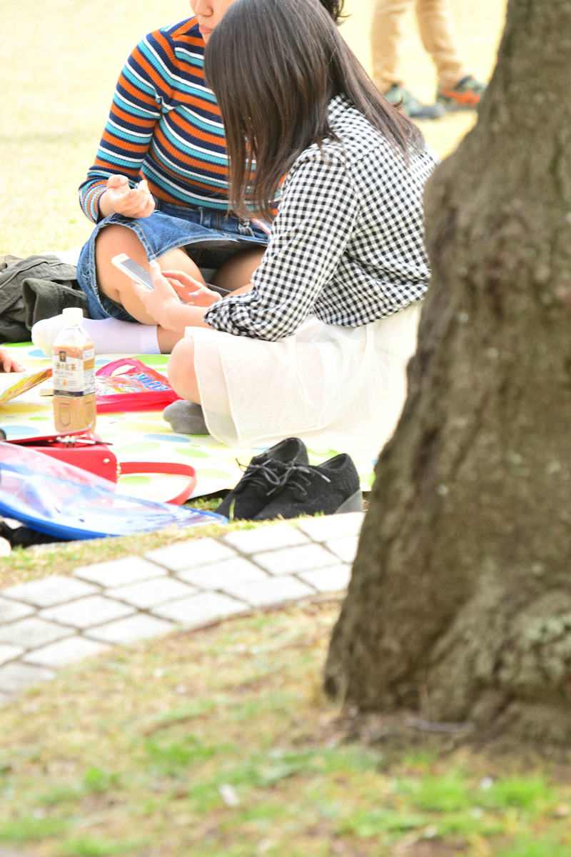 公園でパンチラしちゃってる素人たちを盗撮wwwの画像115枚目