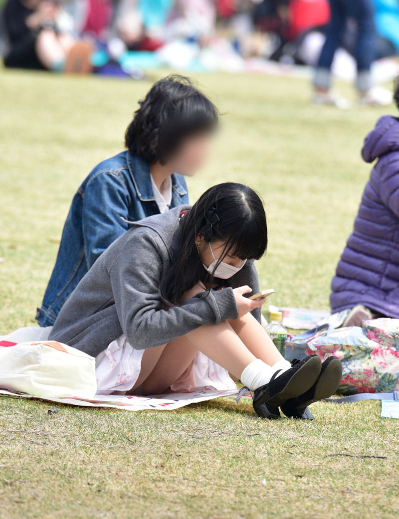 公園でパンチラしちゃってる素人たちを盗撮wwwの画像121枚目