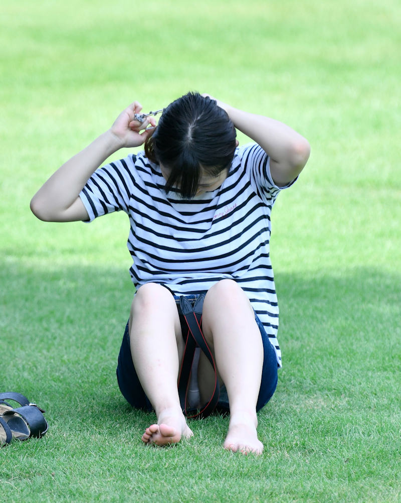 公園でパンチラしちゃってる素人たちを盗撮wwwの画像59枚目