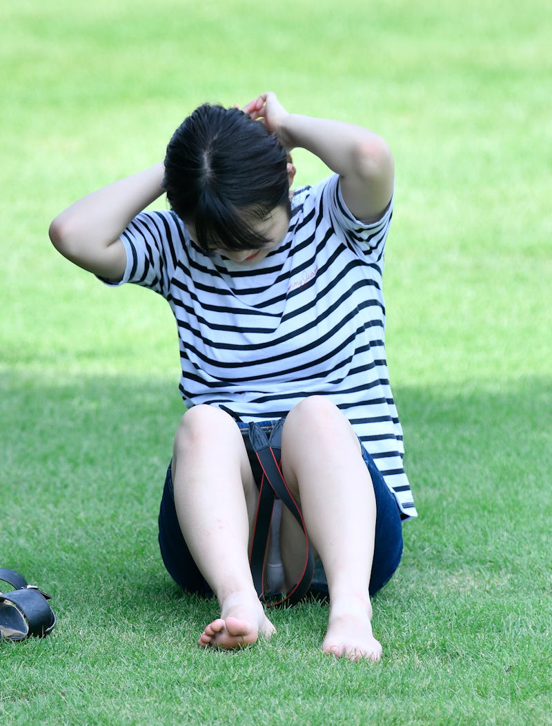 公園でパンチラしちゃってる素人たちを盗撮wwwの画像64枚目