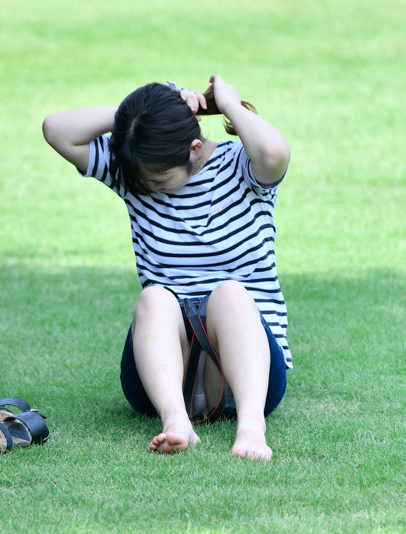 公園でパンチラしちゃってる素人たちを盗撮wwwの画像65枚目