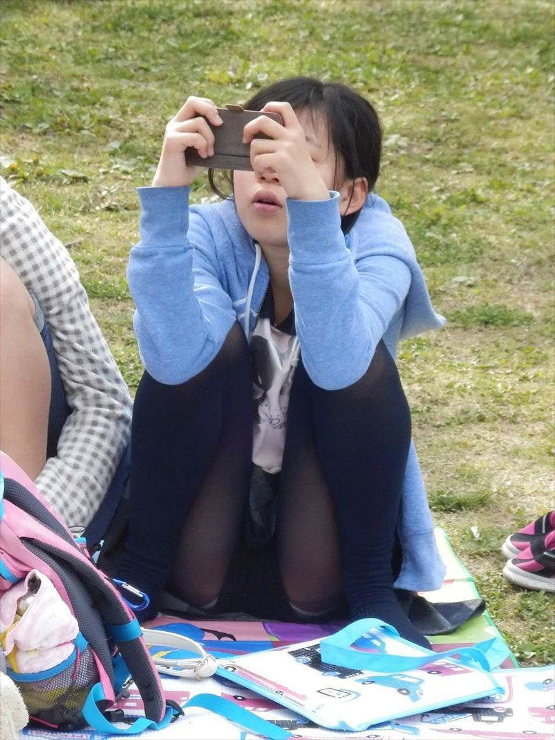 公園でパンチラしちゃってる素人たちを盗撮wwwの画像74枚目