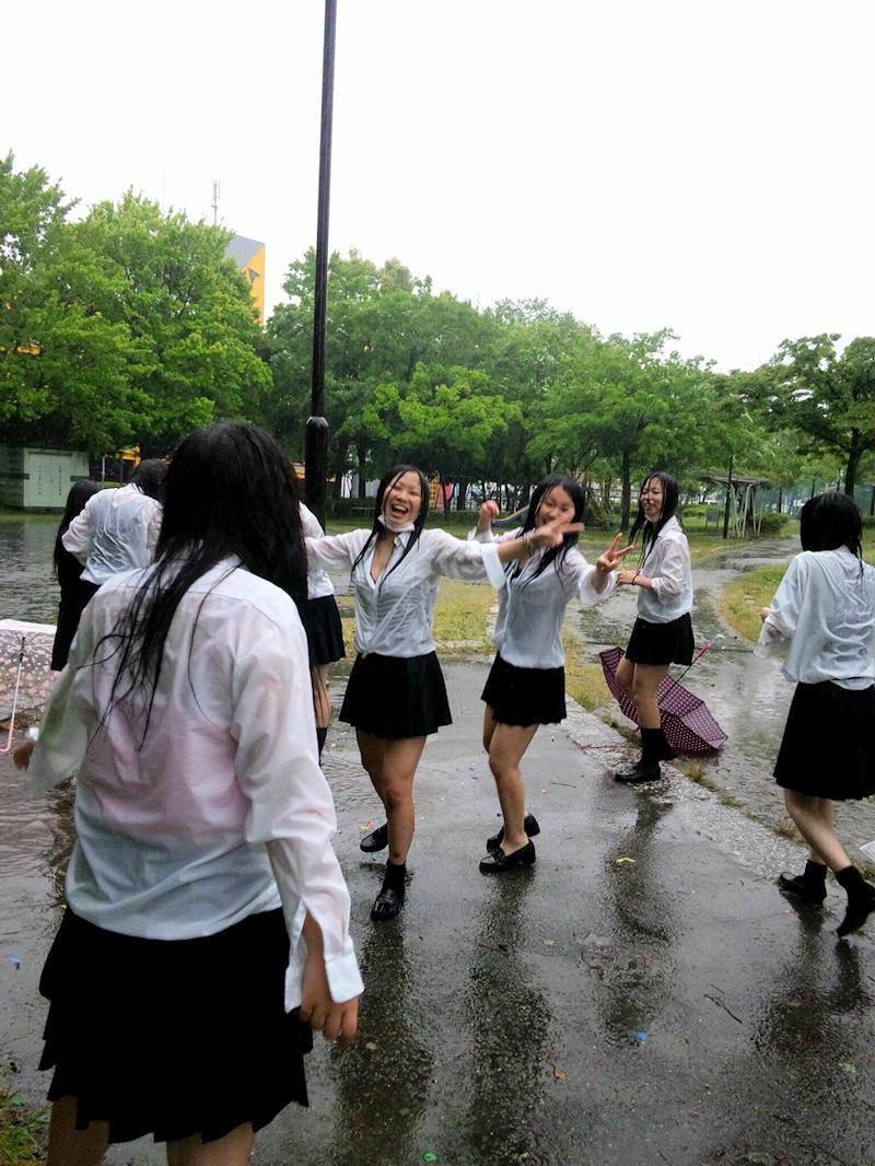 雨で濡れ透けしてる女子たちのエロ画像 58枚の画像1枚目