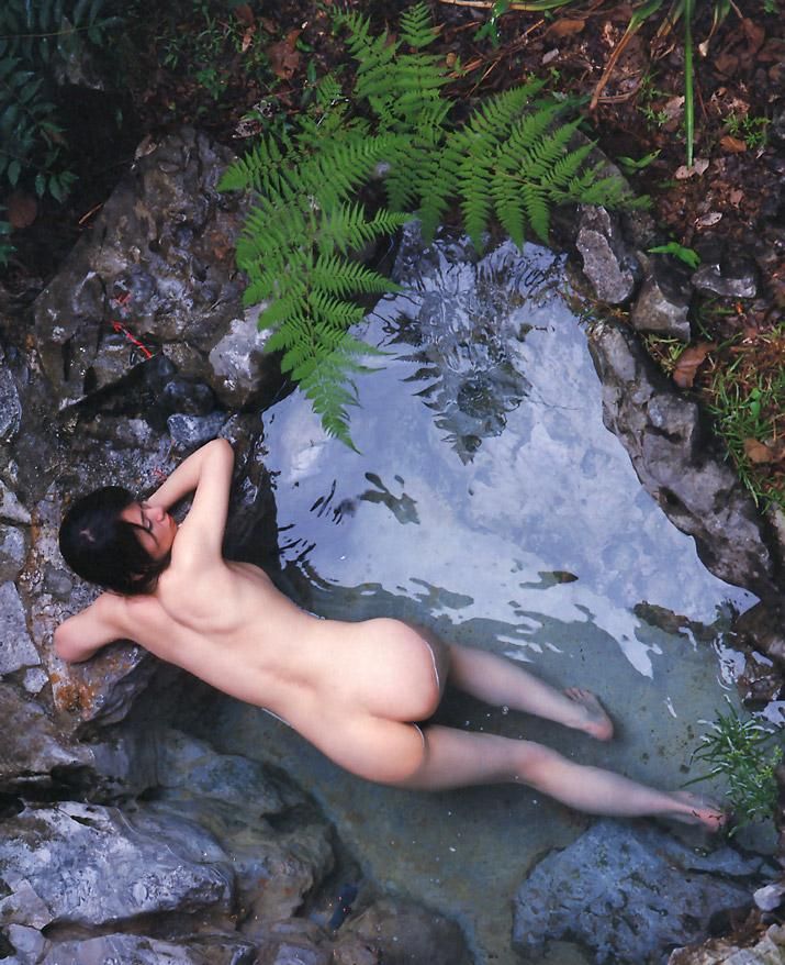 温泉や風呂の湯からお尻がぷりんと出たエロ画像の画像16枚目