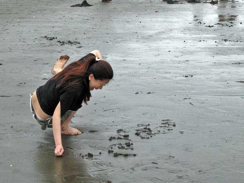 砂遊びしてる女のパンチラエロ画像の画像7枚目