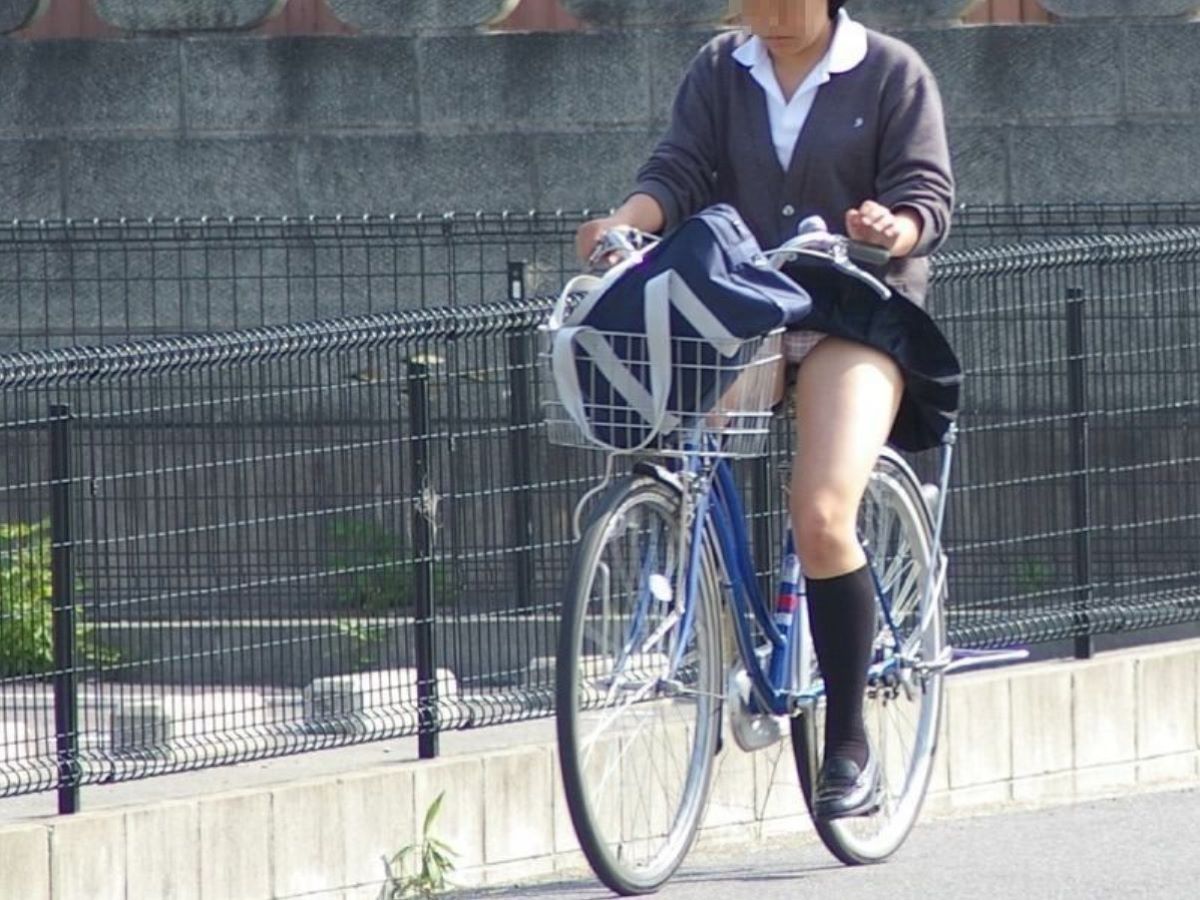 【自転車 パンチラ】スカート内をチラつかせながら街中を走る素人JKやギャルJDたちwの画像16枚目