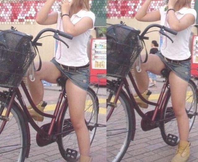 【自転車 パンチラ】スカート内をチラつかせながら街中を走る素人JKやギャルJDたちwの画像20枚目