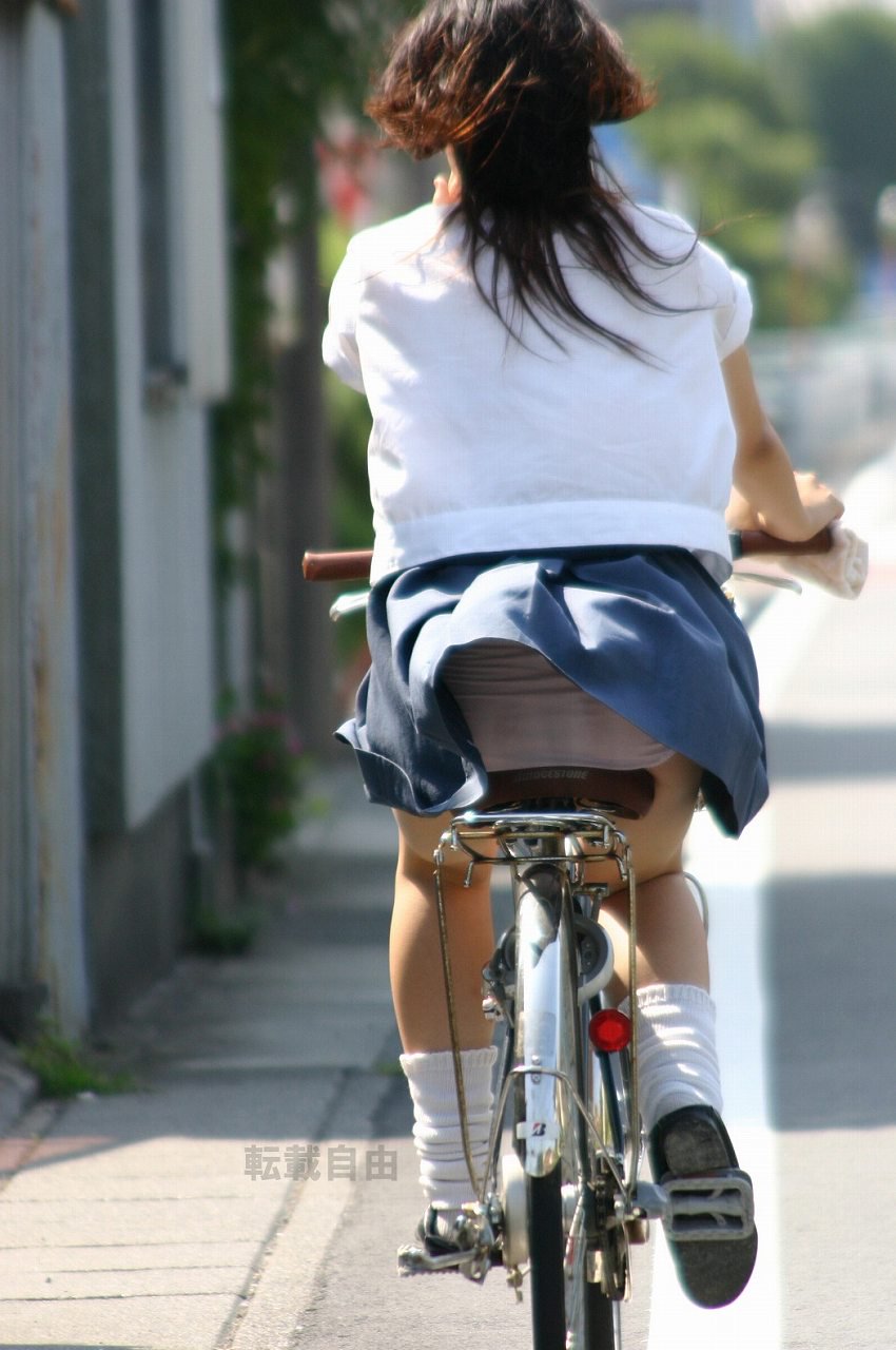 【自転車 パンチラ】スカート内をチラつかせながら街中を走る素人JKやギャルJDたちwの画像24枚目