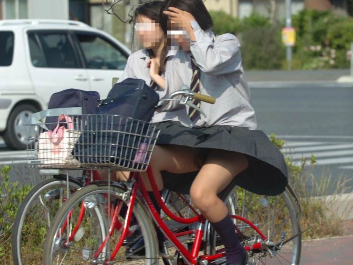 【自転車 パンチラ】スカート内をチラつかせながら街中を走る素人JKやギャルJDたちwの画像28枚目