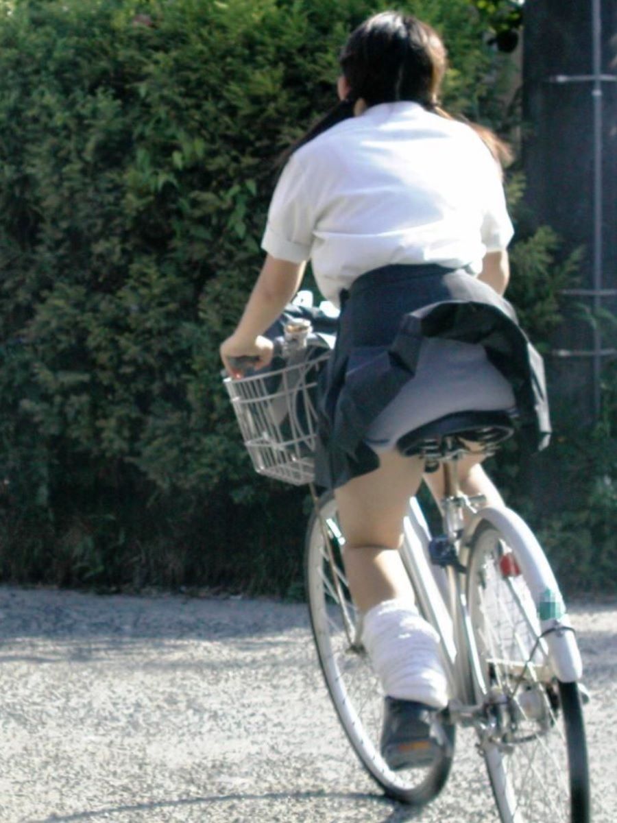 【自転車 パンチラ】スカート内をチラつかせながら街中を走る素人JKやギャルJDたちwの画像29枚目