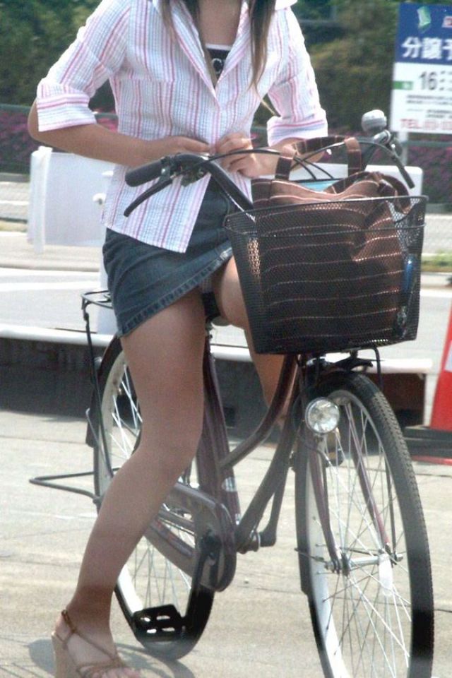 【自転車 パンチラ】スカート内をチラつかせながら街中を走る素人JKやギャルJDたちwの画像30枚目