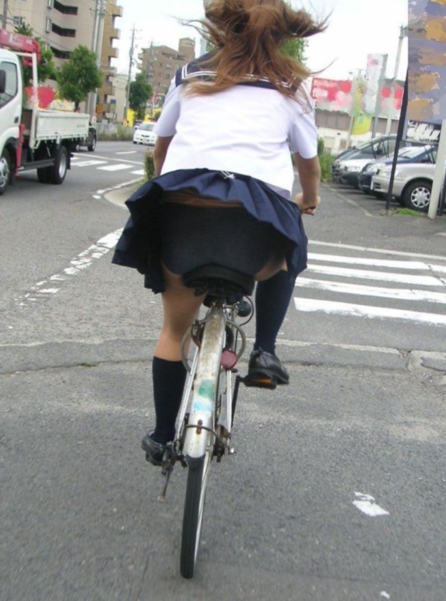 【自転車 パンチラ】スカート内をチラつかせながら街中を走る素人JKやギャルJDたちwの画像33枚目