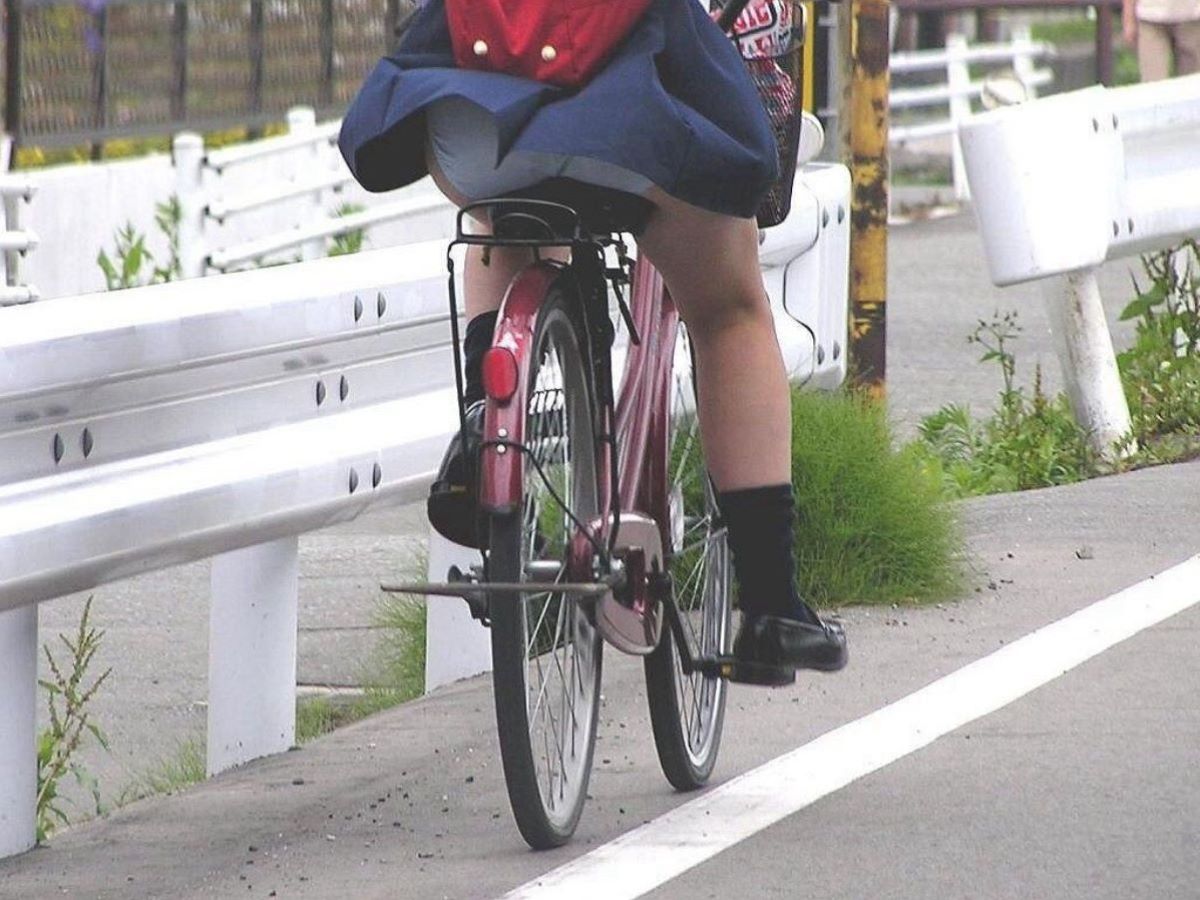 【自転車 パンチラ】スカート内をチラつかせながら街中を走る素人JKやギャルJDたちwの画像34枚目