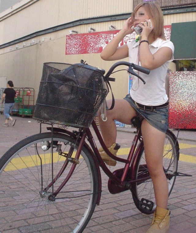 【自転車 パンチラ】スカート内をチラつかせながら街中を走る素人JKやギャルJDたちwの画像36枚目