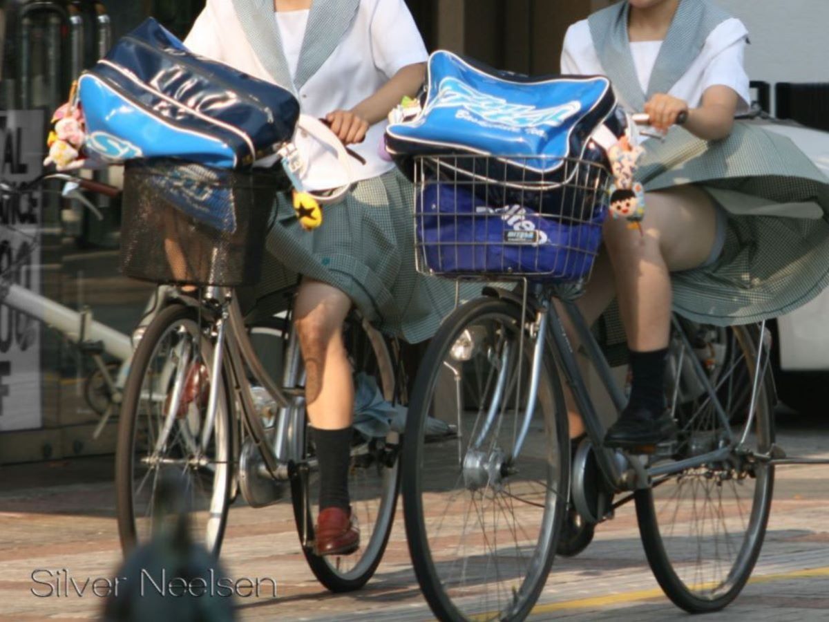【自転車 パンチラ】スカート内をチラつかせながら街中を走る素人JKやギャルJDたちwの画像39枚目