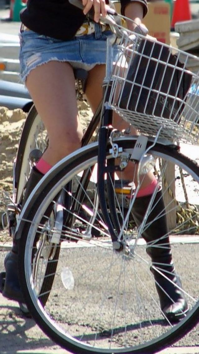 【自転車 パンチラ】スカート内をチラつかせながら街中を走る素人JKやギャルJDたちwの画像41枚目