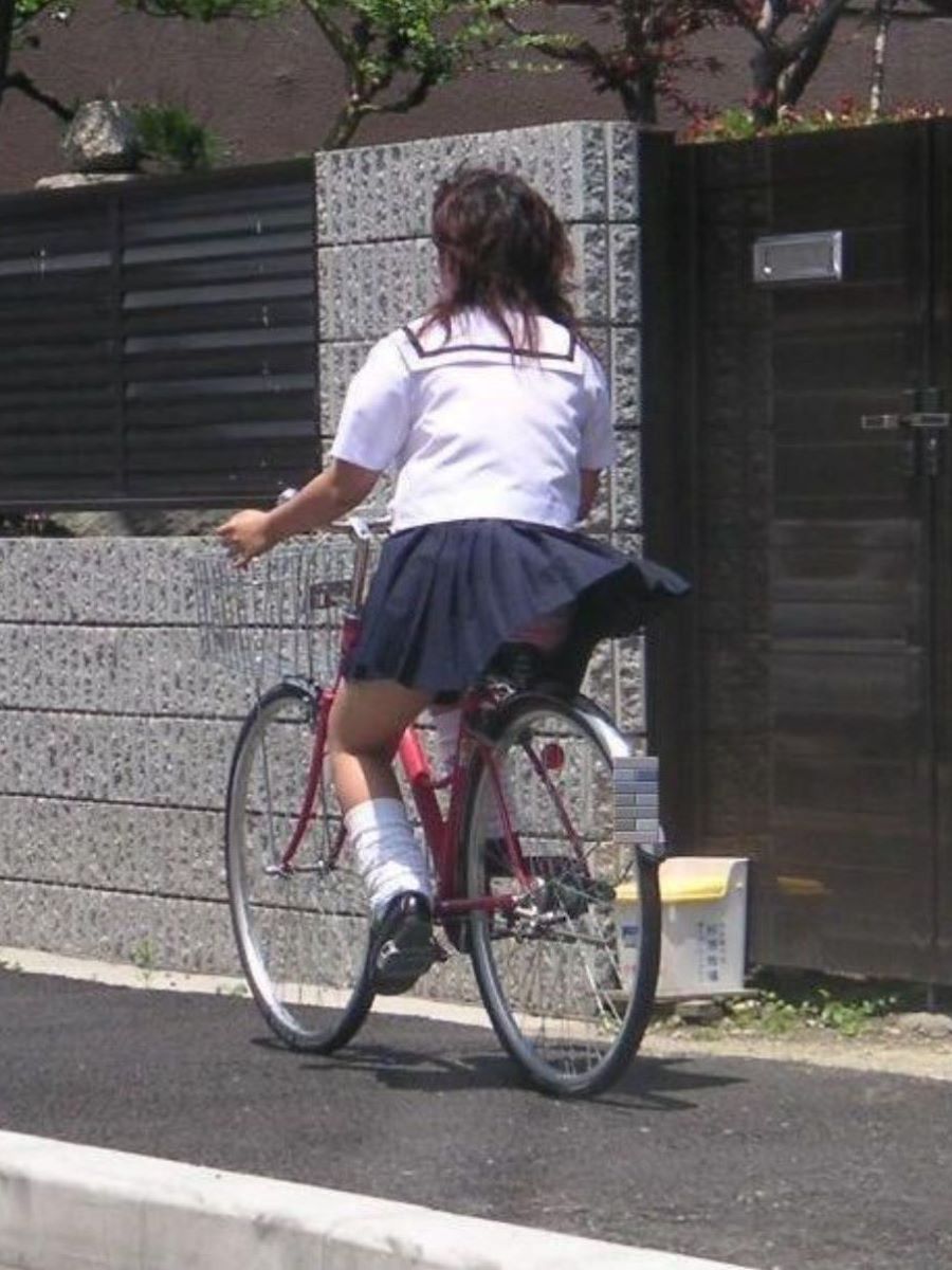 【自転車 パンチラ】スカート内をチラつかせながら街中を走る素人JKやギャルJDたちwの画像5枚目