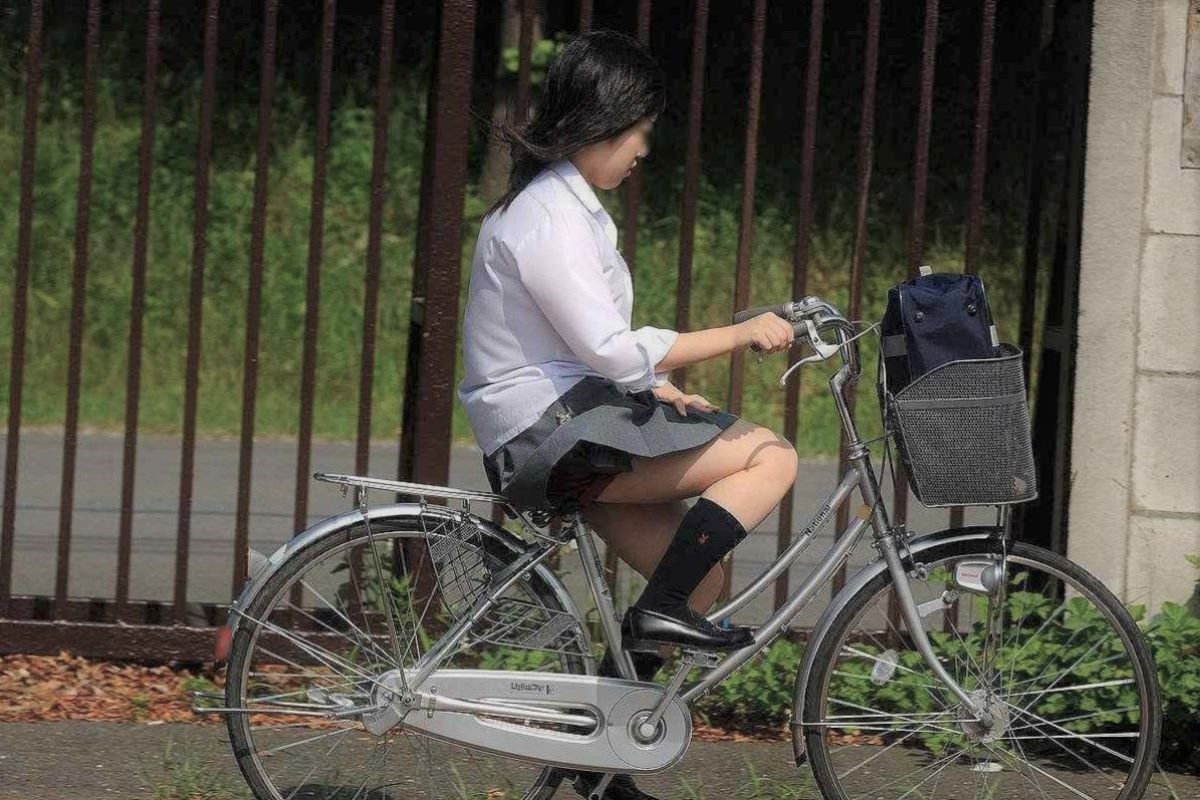 【自転車 パンチラ】スカート内をチラつかせながら街中を走る素人JKやギャルJDたちwの画像54枚目