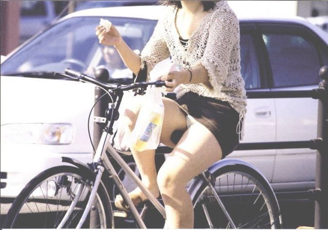 【自転車 パンチラ】スカート内をチラつかせながら街中を走る素人JKやギャルJDたちwの画像58枚目