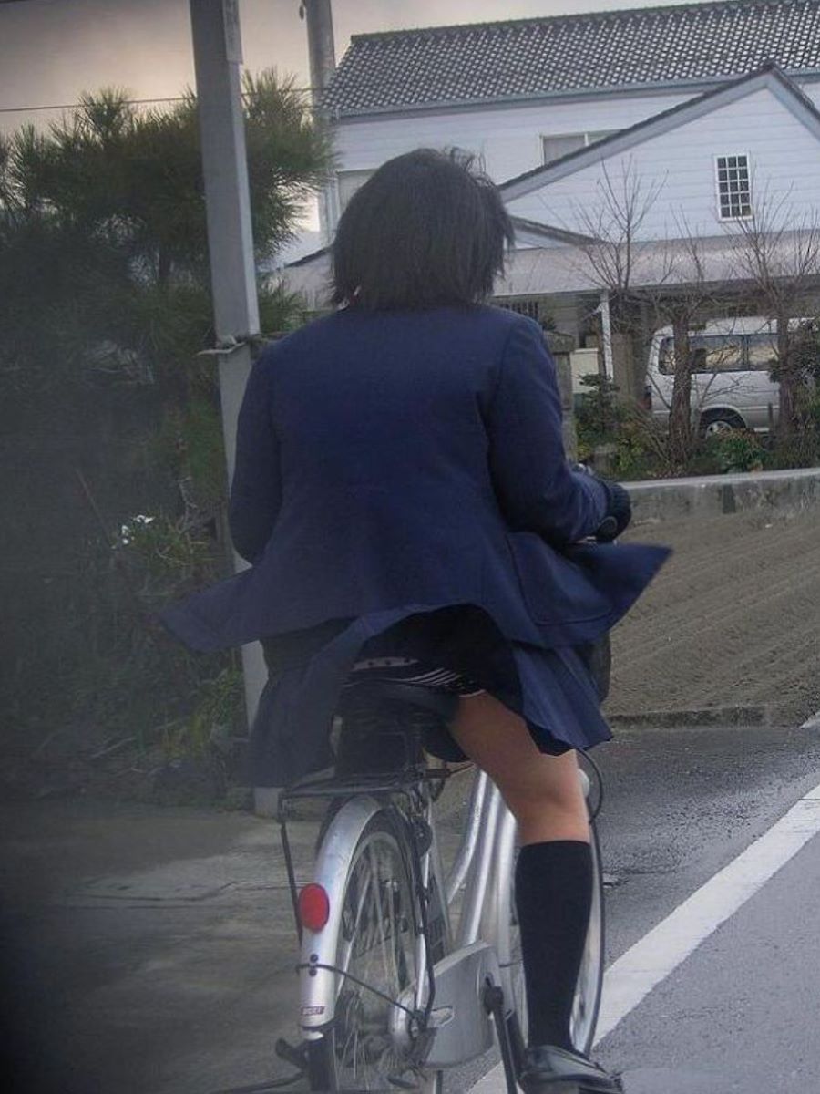 【自転車 パンチラ】スカート内をチラつかせながら街中を走る素人JKやギャルJDたちwの画像60枚目