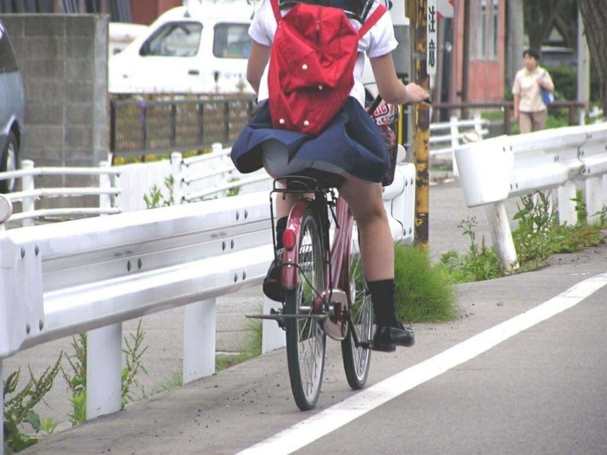 【自転車 パンチラ】スカート内をチラつかせながら街中を走る素人JKやギャルJDたちwの画像62枚目