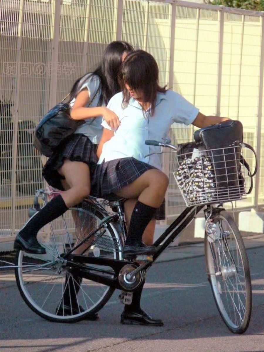 【自転車 パンチラ】スカート内をチラつかせながら街中を走る素人JKやギャルJDたちwの画像64枚目