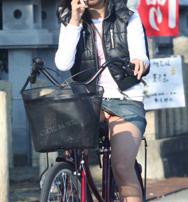 【自転車 パンチラ】スカート内をチラつかせながら街中を走る素人JKやギャルJDたちwの画像69枚目