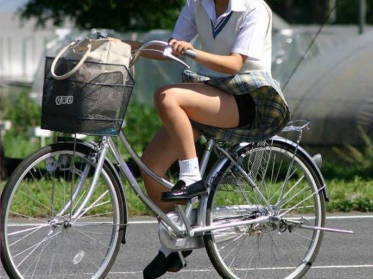 【自転車 パンチラ】スカート内をチラつかせながら街中を走る素人JKやギャルJDたちwの画像7枚目