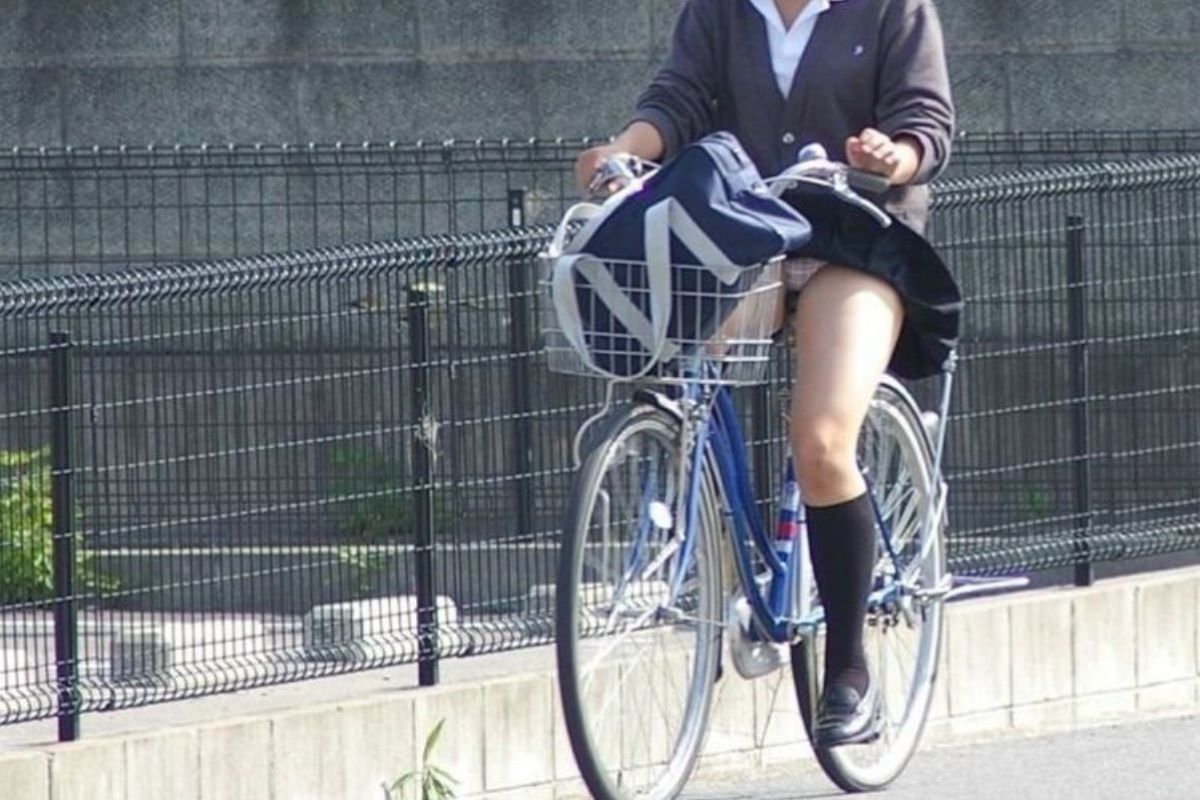 【自転車 パンチラ】スカート内をチラつかせながら街中を走る素人JKやギャルJDたちwの画像72枚目