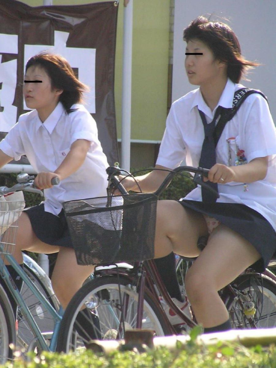 【自転車 パンチラ】スカート内をチラつかせながら街中を走る素人JKやギャルJDたちwの画像78枚目