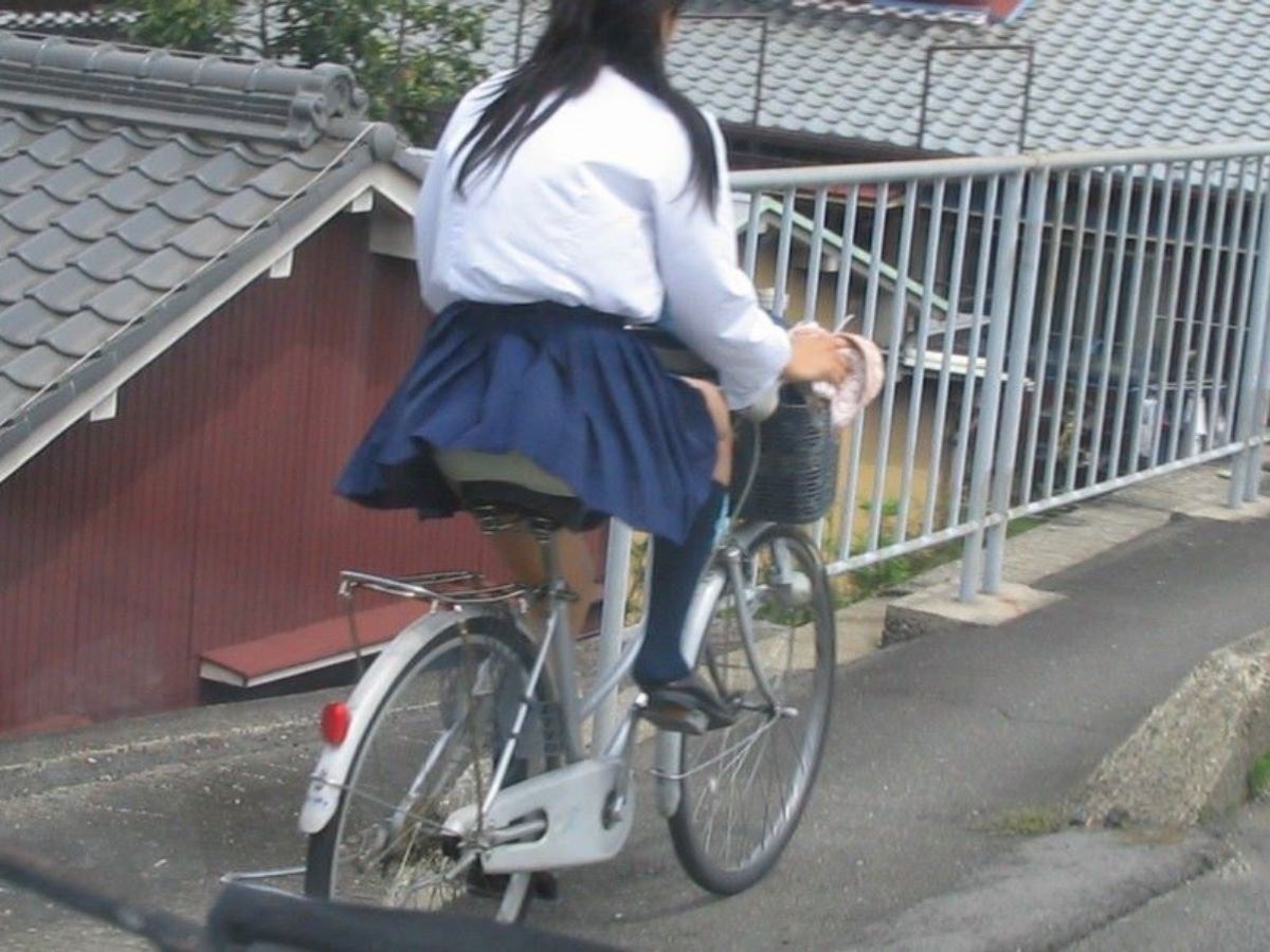 【自転車 パンチラ】スカート内をチラつかせながら街中を走る素人JKやギャルJDたちwの画像80枚目