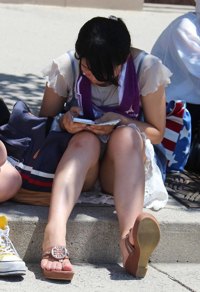 座りパンチラ女子の街撮り画像の画像21枚目