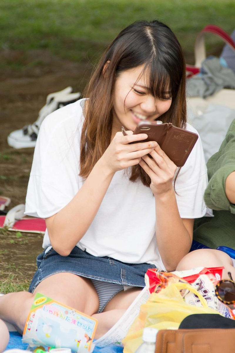 座りパンチラ女子の街撮り画像の画像42枚目