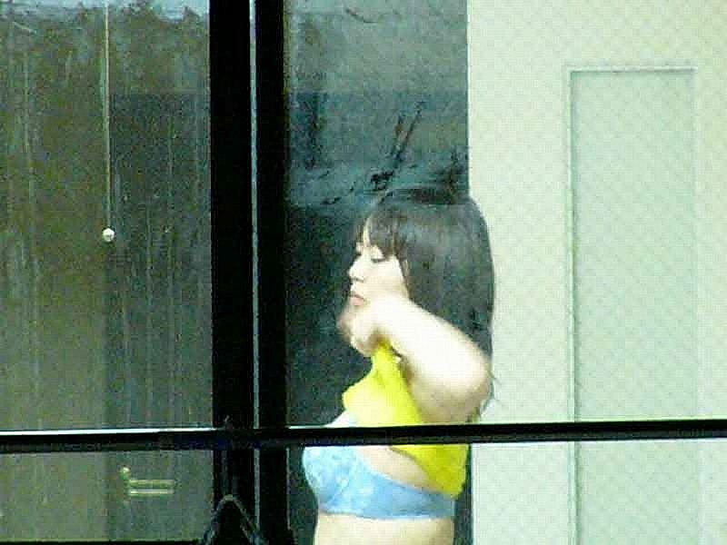 窓際で下着姿を晒してる痴女のエロ画像の画像51枚目