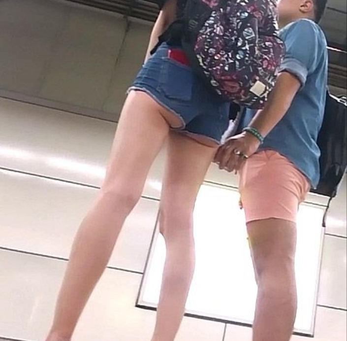 ハミケツを晒してる素人女子の街撮りエロ画像の画像58枚目