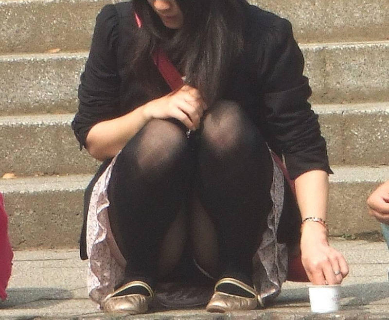 しゃがみパンチラ画像！素人娘の盗撮パンティは格別ですわ…の画像47枚目