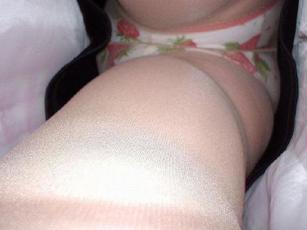 【逆さ撮り】いちご柄パンティを穿いた素人娘のスカート内を接写撮りwの画像2枚目