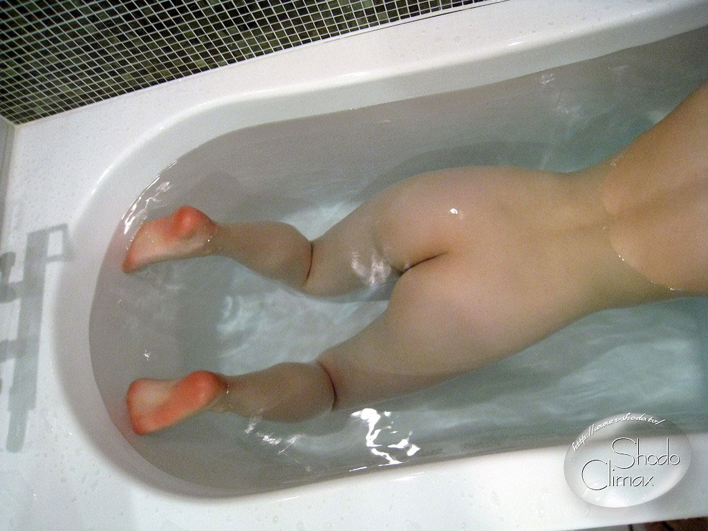 お風呂の中からプカ～っと浮き出た生尻エロ画像の画像26枚目