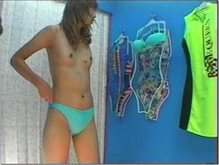 試着室で脱衣して裸を晒す素人娘たちの盗撮エロ画像の画像10枚目