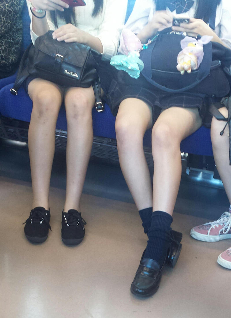 電車にいる女子たちの太ももエロ画像の画像11枚目