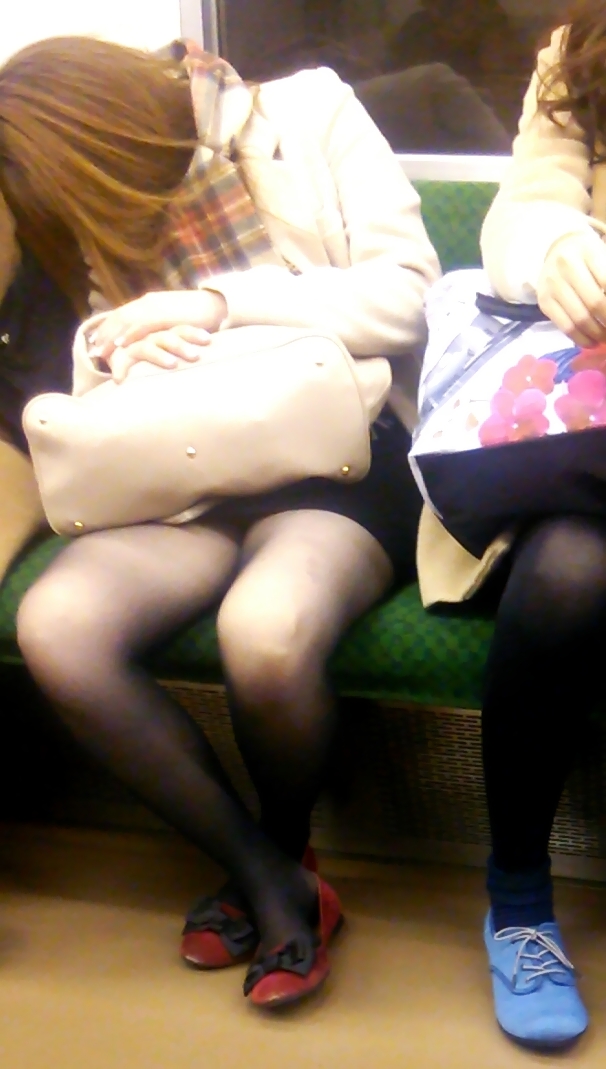 電車にいる女子たちの太ももエロ画像の画像34枚目